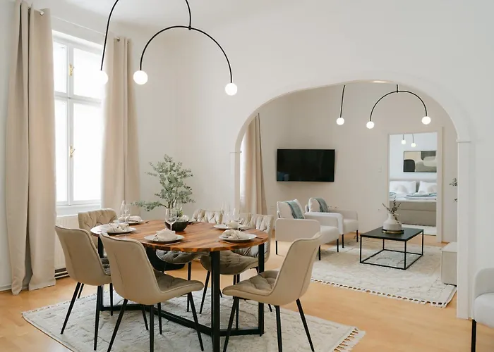 Stylish Apt For 4-6, 5 Min To Center, Metro & Free Parking