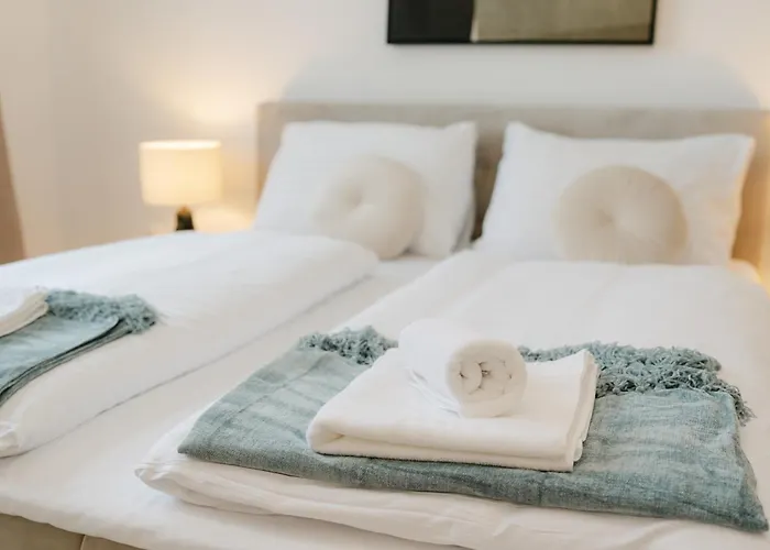 Stylish Apt For 4-6, 5 Min To Center, Metro & Free Parking